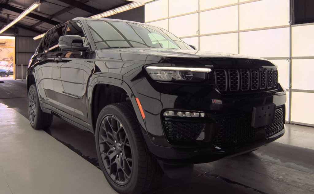 Used 2025 Jeep Grand Cherokee Summit w/ Obsidian Package AWD/4WD image 2