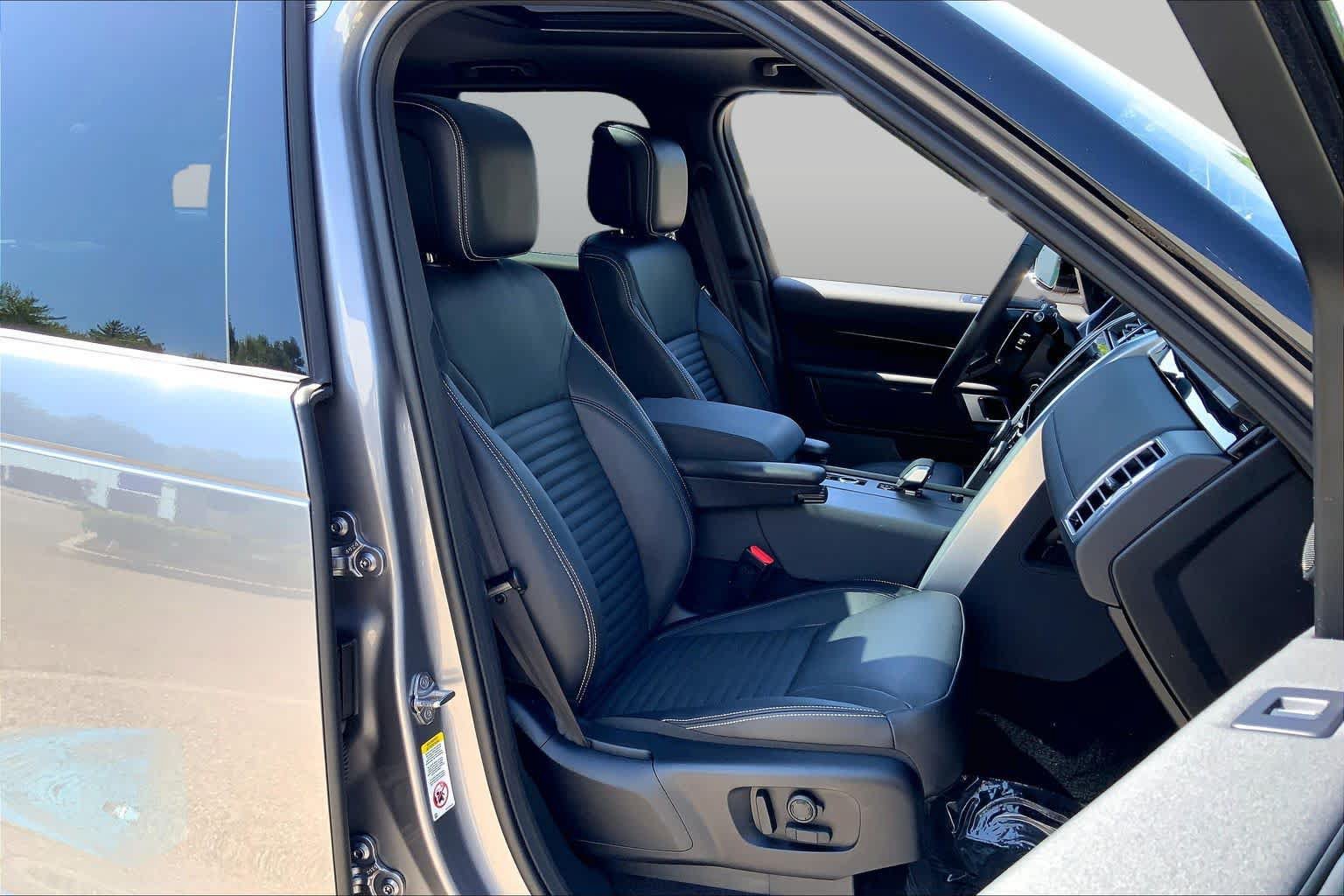 Used 2025 Land Rover Discovery S AWD/4WD image 8