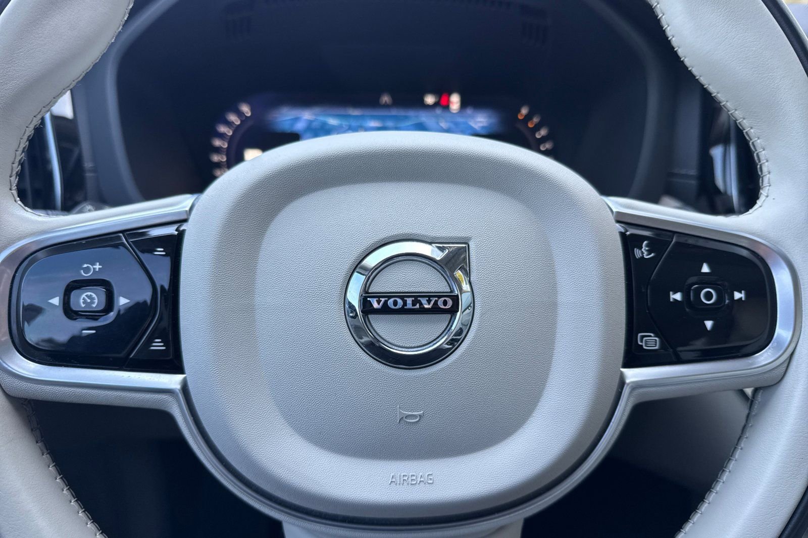 Used 2023 Volvo XC60 B5 Ultimate w/ Climate Package image 27