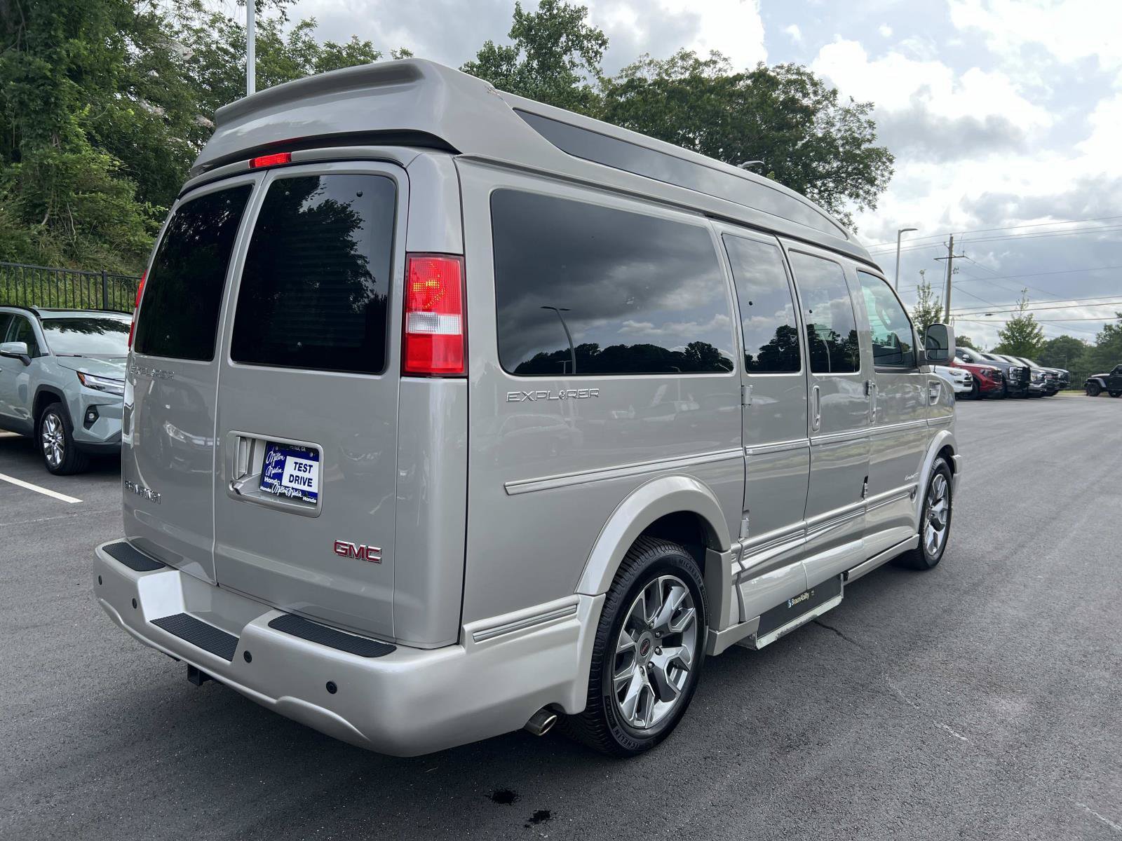 Used 2024 GMC Savana 2500 RWD image 7