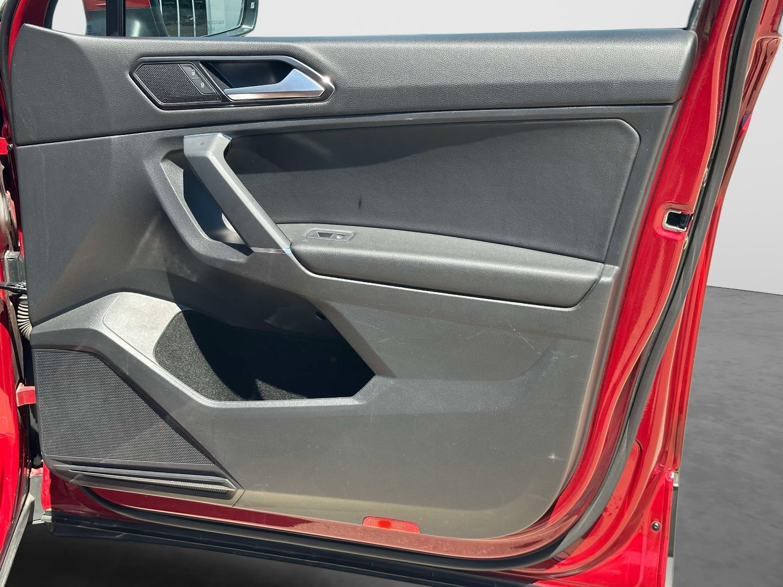 Used 2018 Volkswagen Tiguan SE w/ Panoramic Sunroof Package FWD image 9