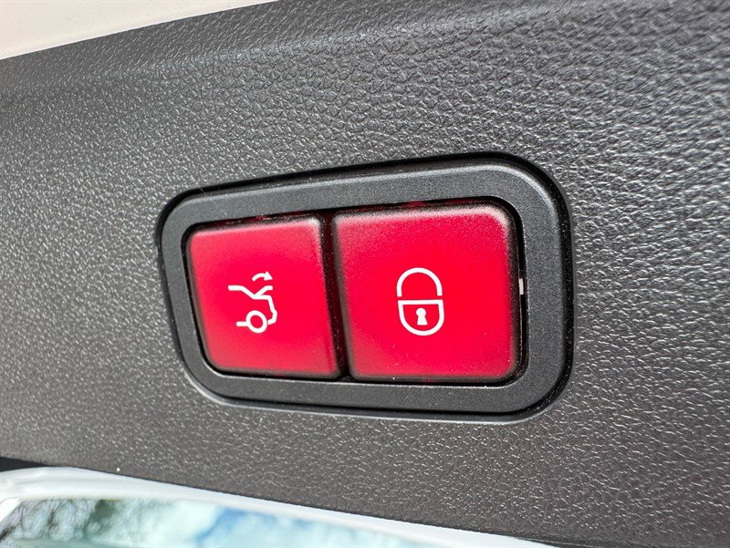 Used 2014 Mercedes-Benz E 350 4MATIC Sedan image 21