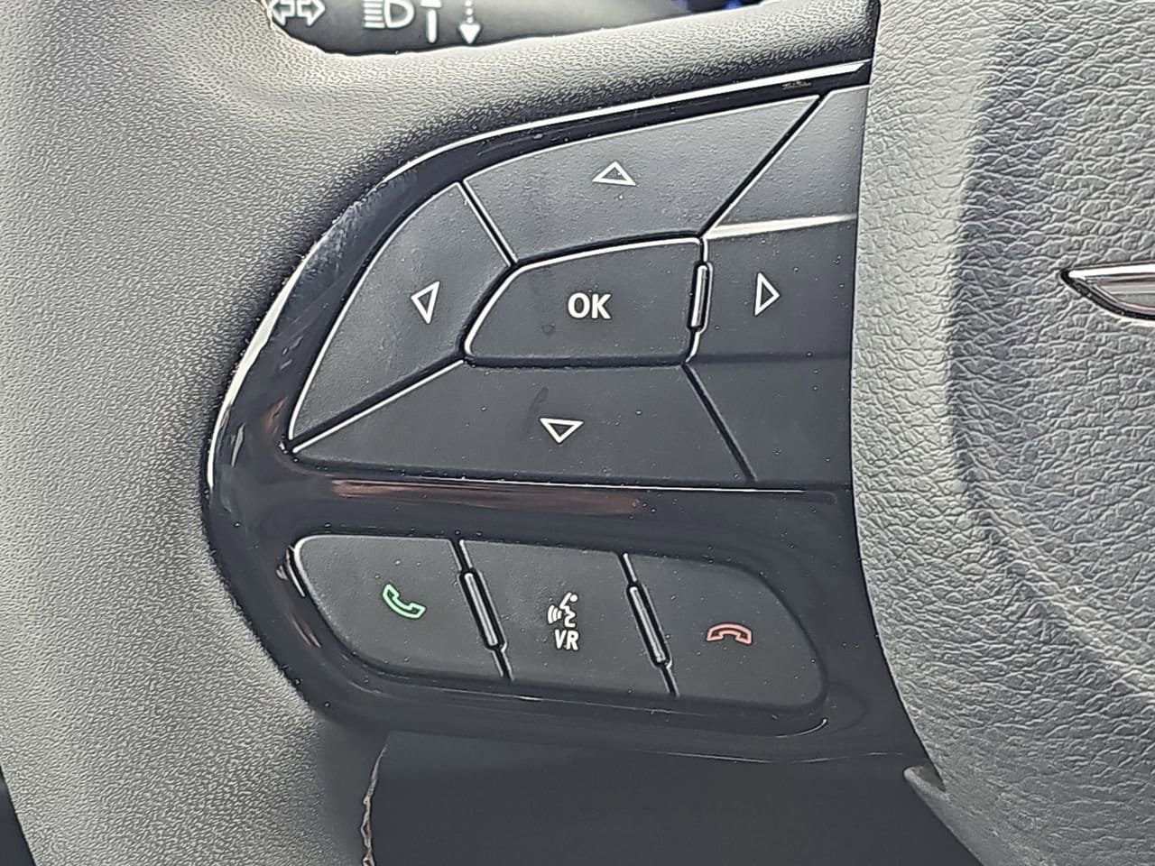 Used 2025 Chrysler Pacifica Limited FWD image 23