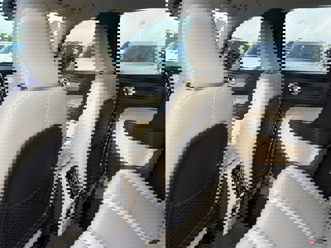 New 2026 Volvo XC40 B5 Plus w/ Protection Package Premier image 18