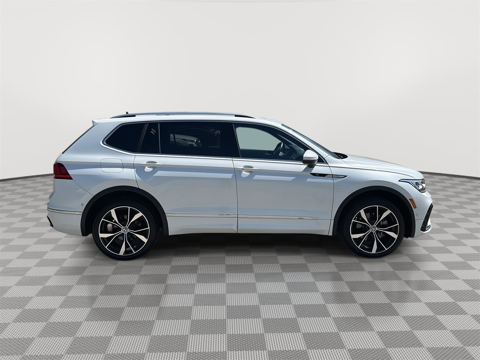 Used 2023 Volkswagen Tiguan SEL R-Line AWD/4WD image 4