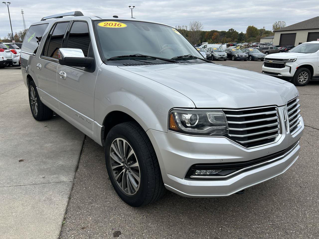 Used 2016 Lincoln Navigator L Select RWD image 3