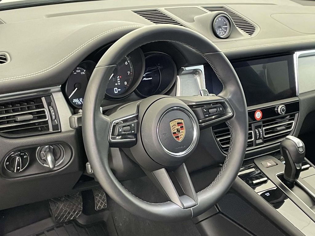Certified 2023 Porsche Macan image 4
