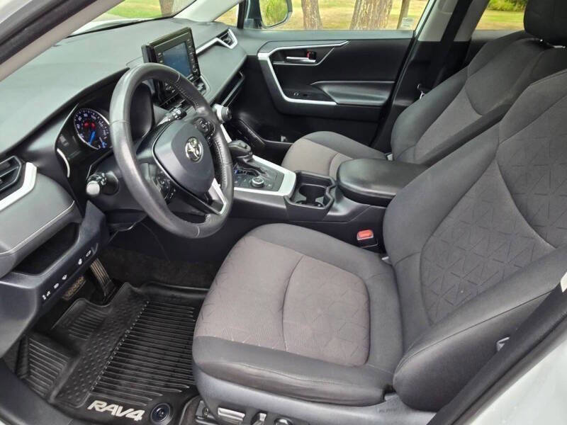 Used 2020 Toyota RAV4 XLE w/ Convenience Package image 3