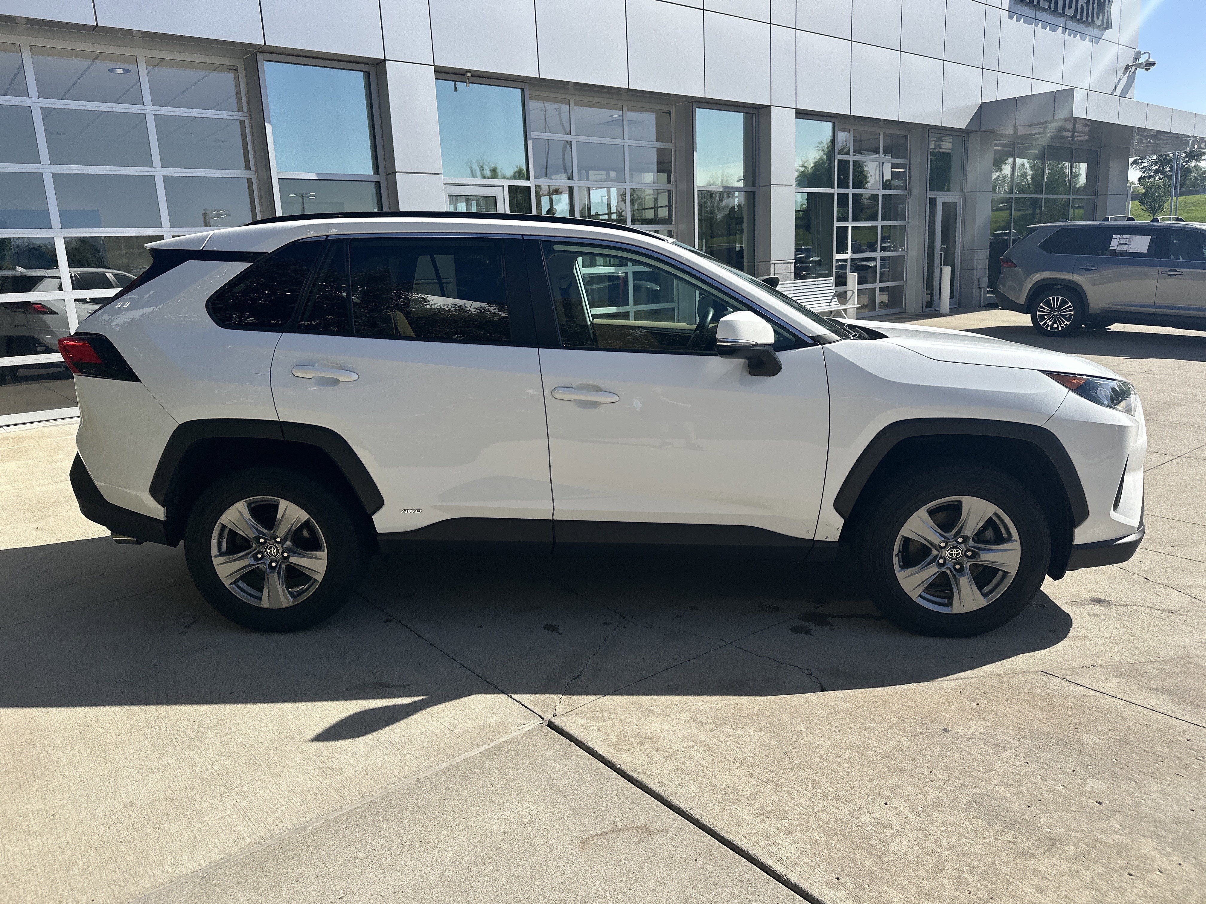 Used 2022 Toyota RAV4 LE AWD/4WD image 11