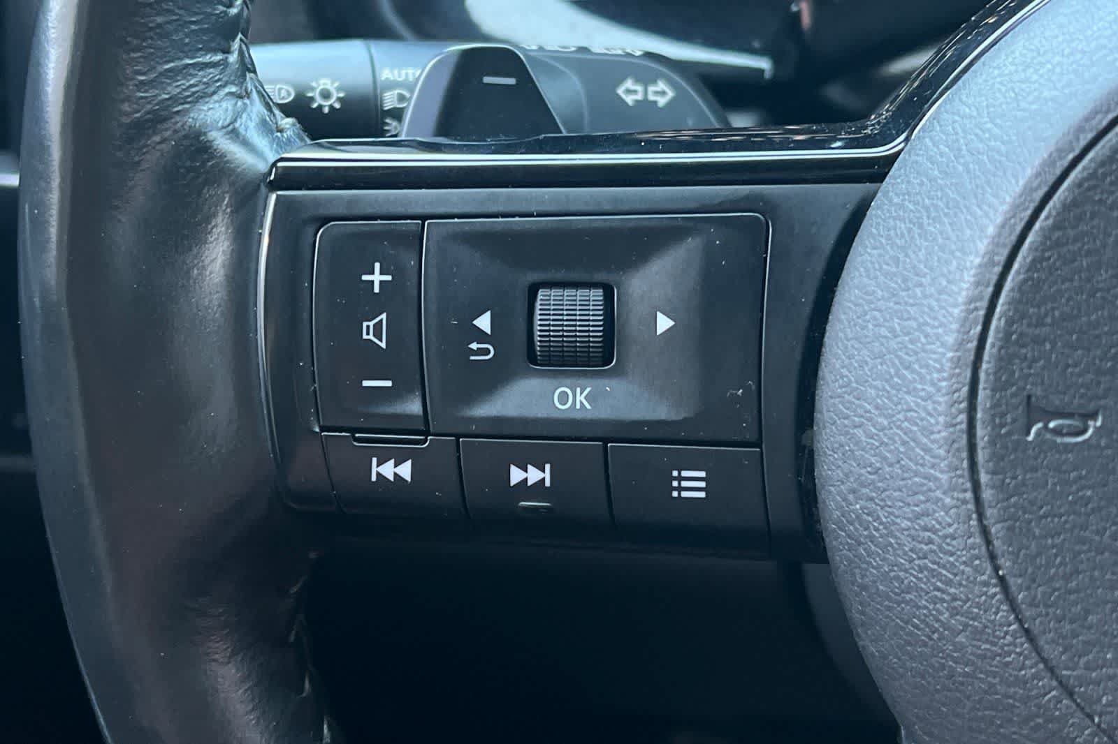 Used 2025 Nissan Pathfinder SL FWD image 32