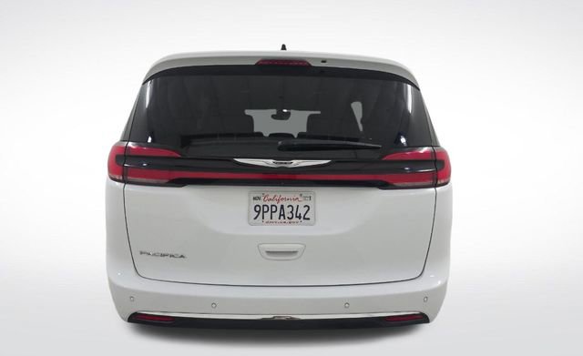 Used 2025 Chrysler Pacifica Select image 9