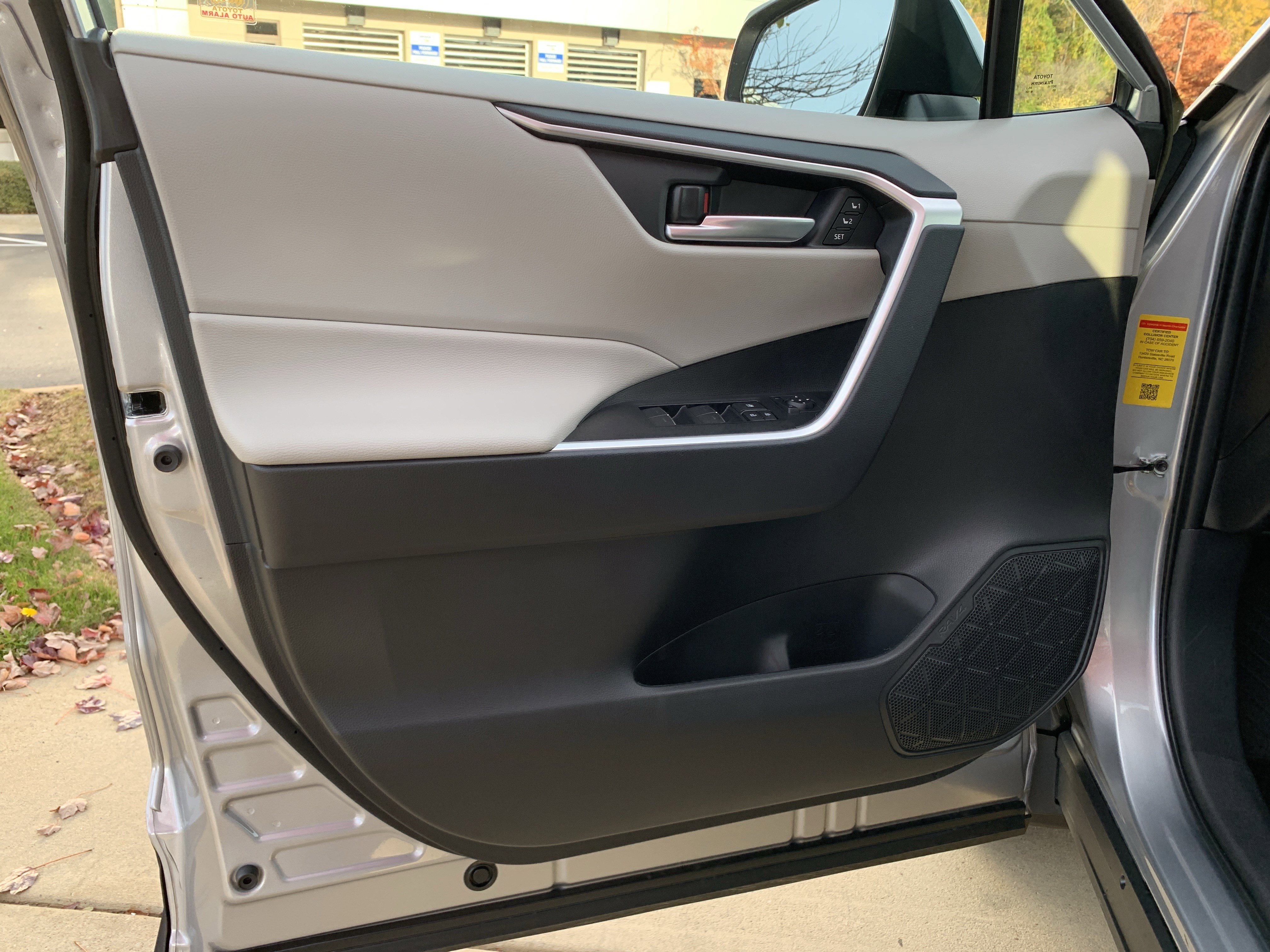 Used 2025 Toyota RAV4 XLE Premium image 14