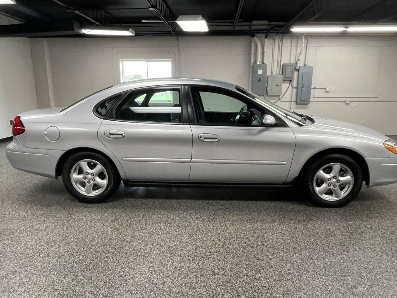 Used 2002 Ford Taurus SE FWD image 4
