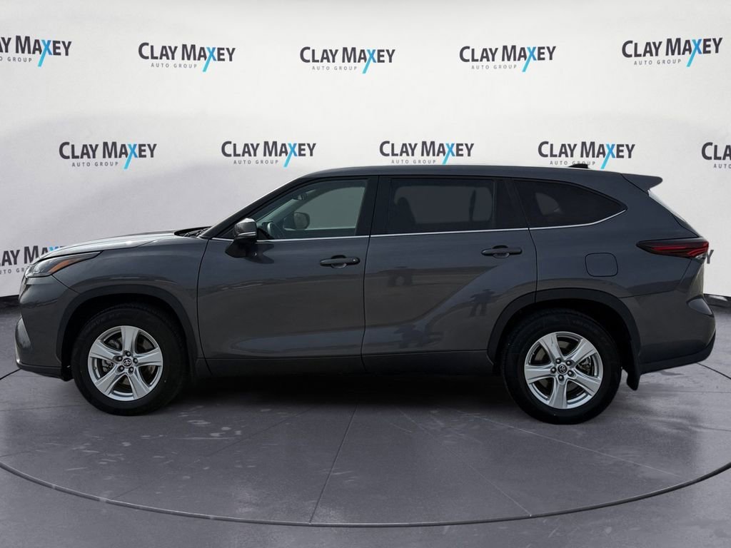 Used 2024 Toyota Highlander LE image 2