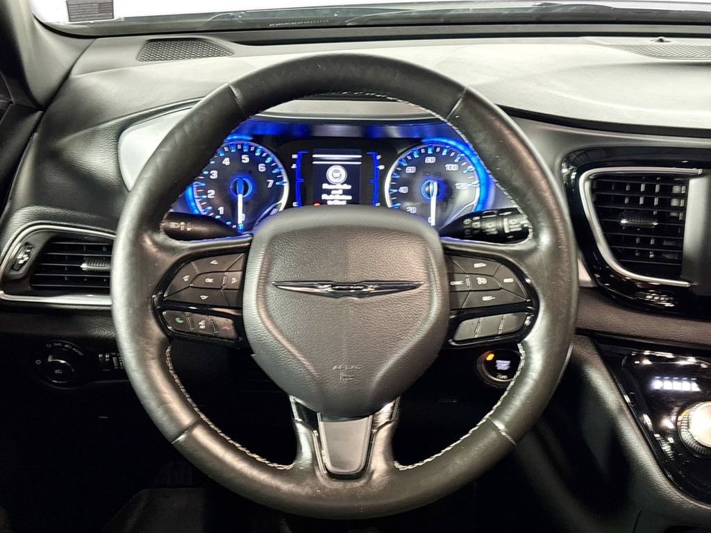 Used 2019 Chrysler Pacifica Touring-L FWD image 13
