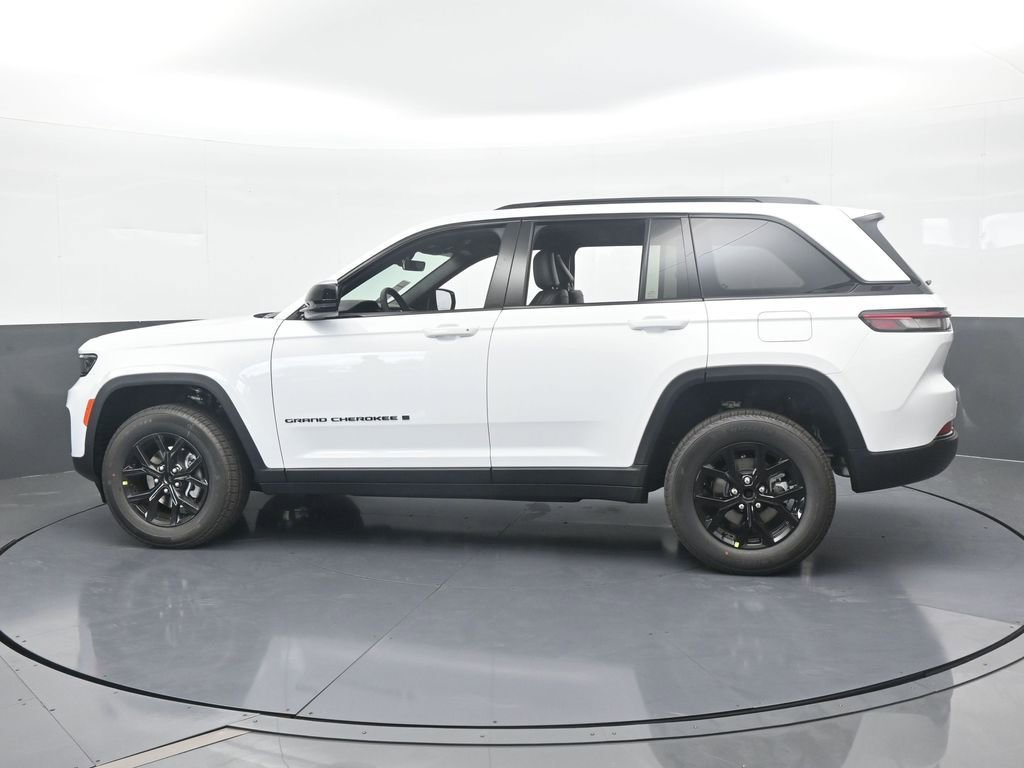 Used 2025 Jeep Grand Cherokee Altitude image 3