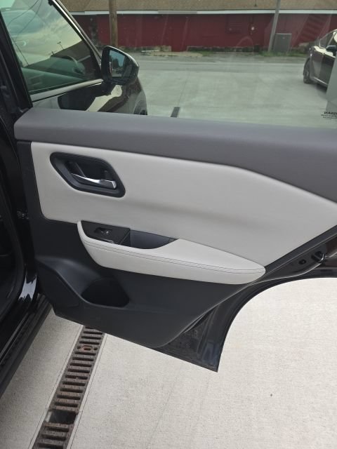 Used 2025 Nissan Rogue SV AWD/4WD image 25