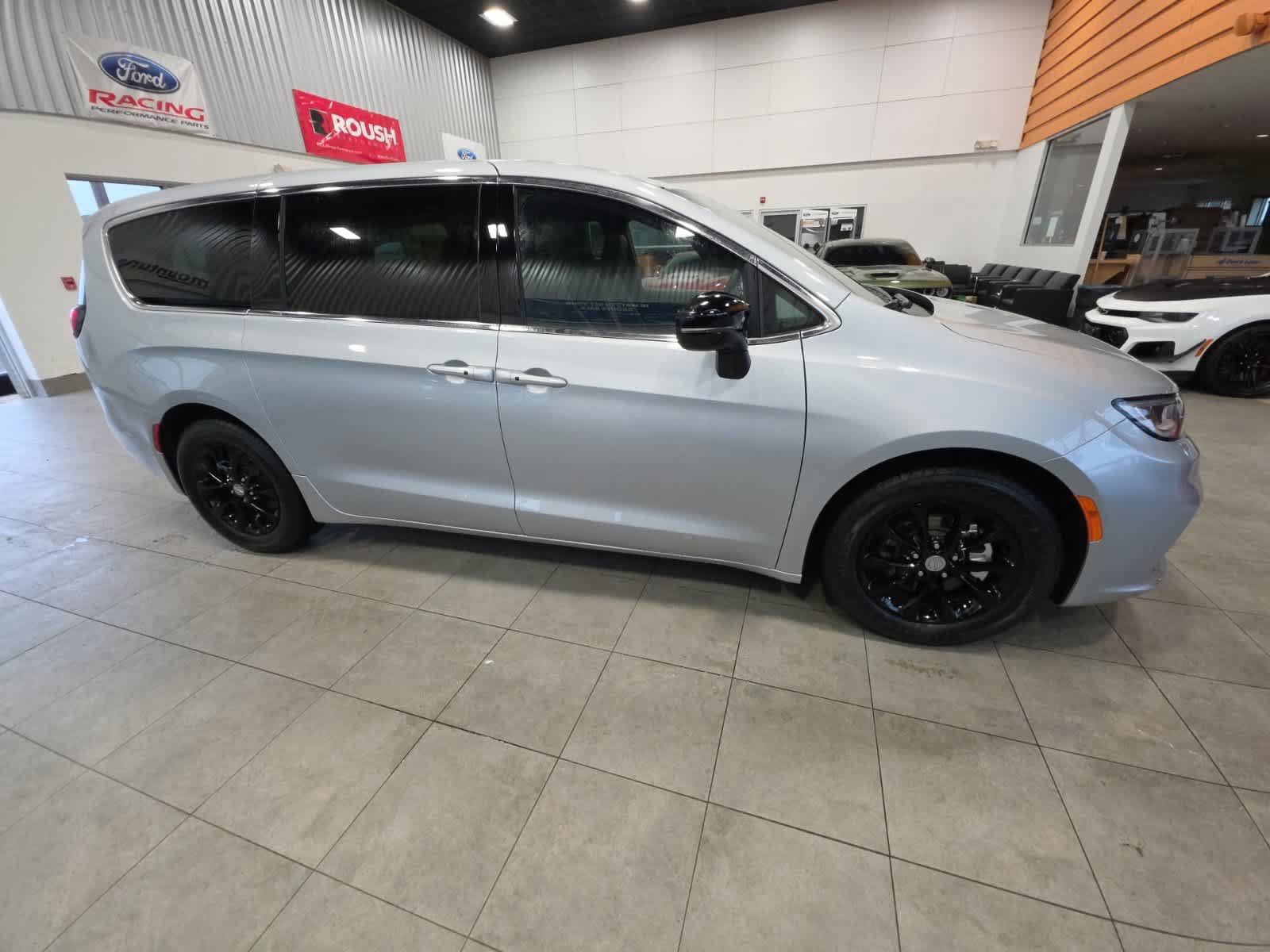 Used 2026 Chrysler Pacifica Limited FWD image 5