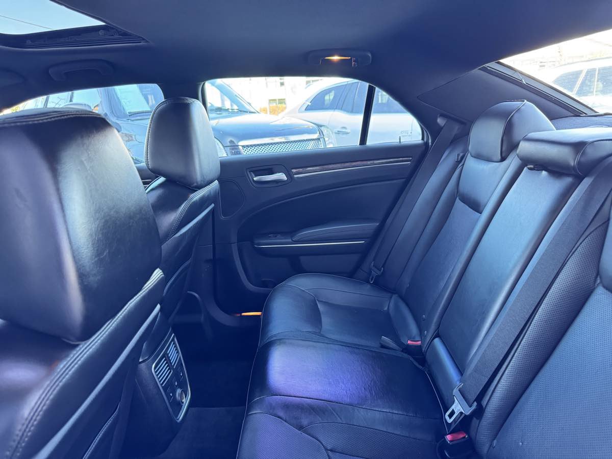 Used 2011 Chrysler 300 C RWD image 27