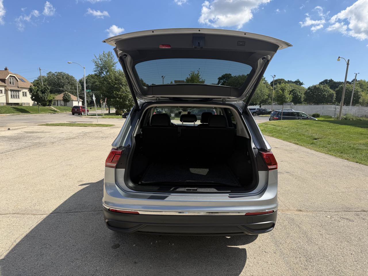 Used 2024 Volkswagen Tiguan SE w/ Panoramic Sunroof Package AWD/4WD image 8