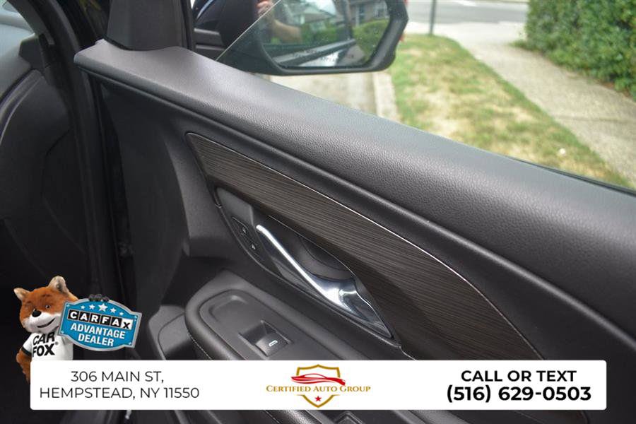 Used 2023 GMC Terrain SLT image 14