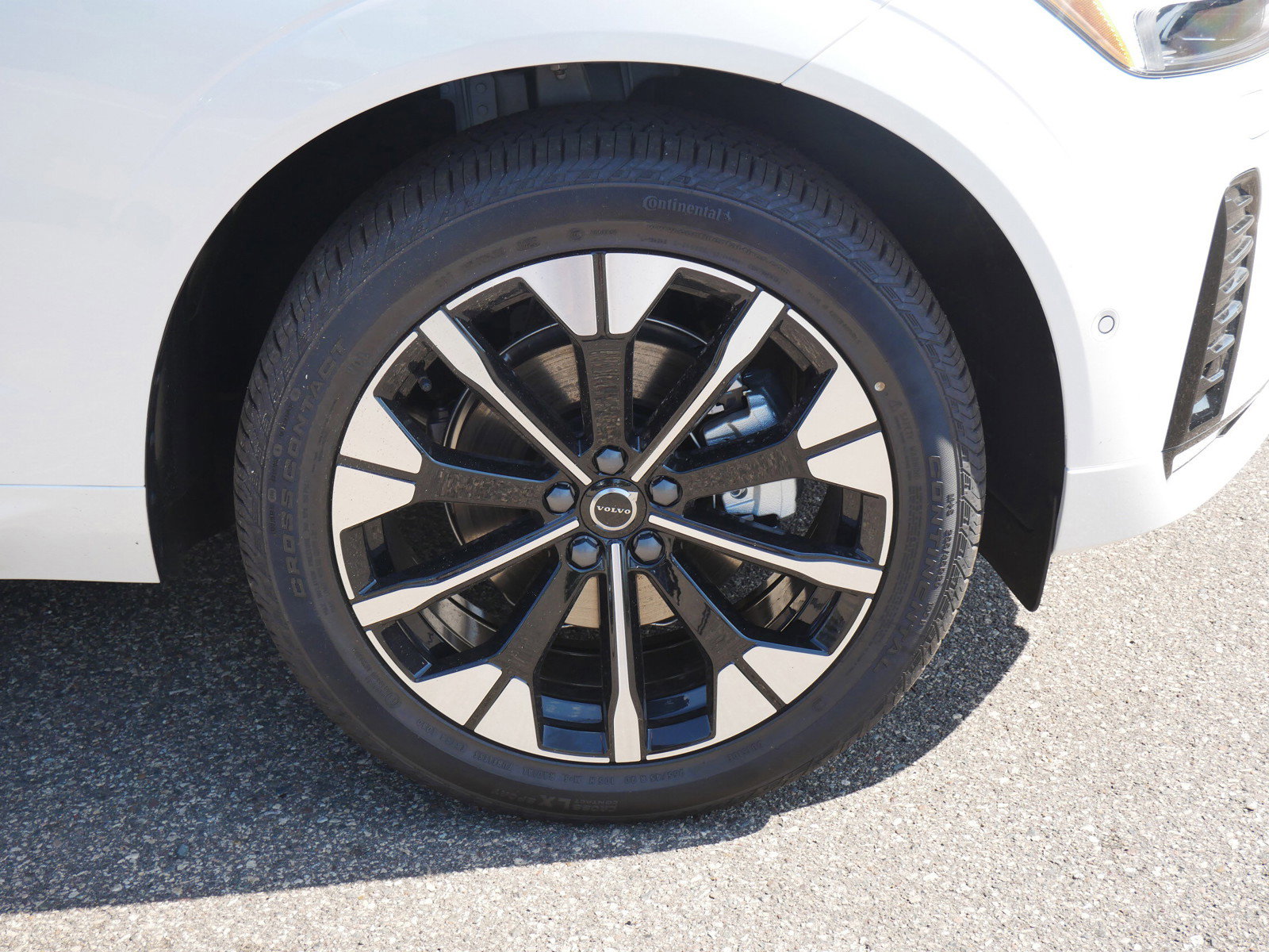 New 2026 Volvo XC60 B5 Plus w/ Climate Package AWD/4WD image 4