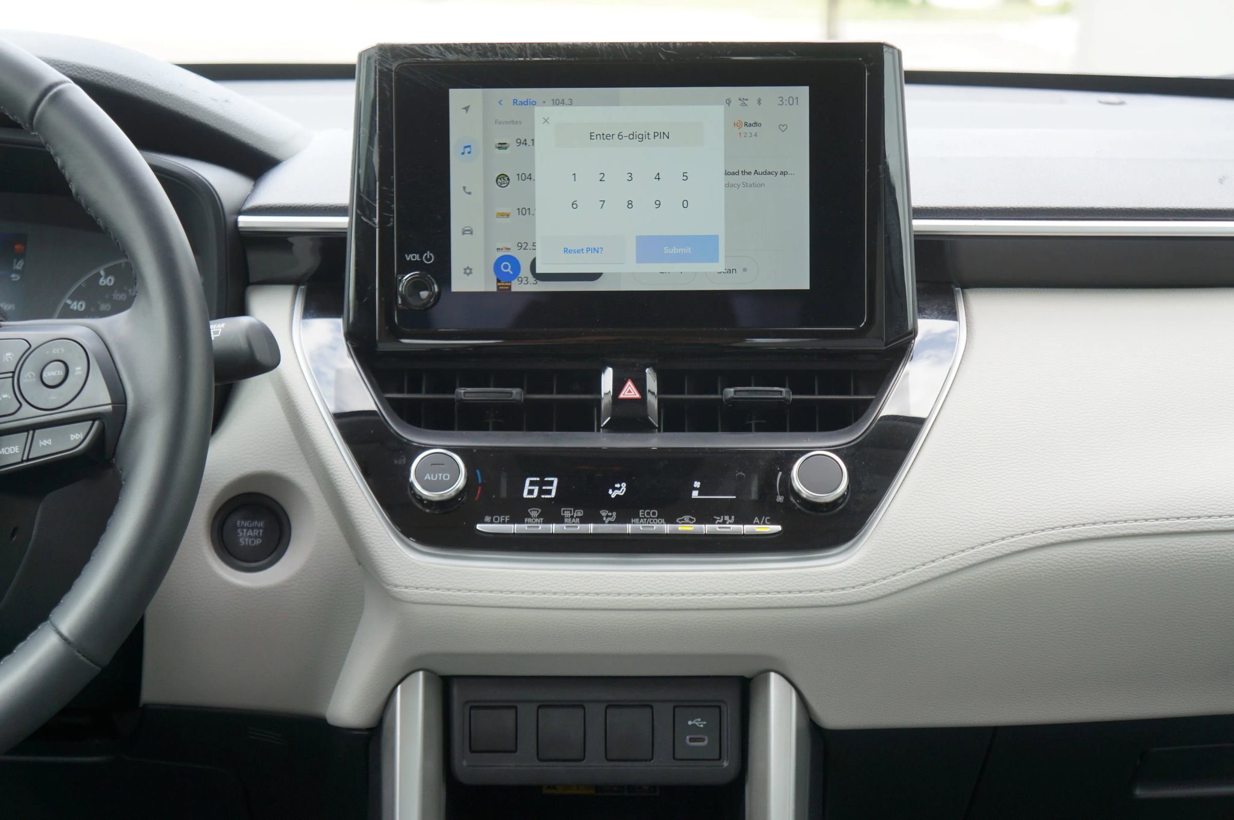 Used 2025 Toyota Corolla Cross LE image 36