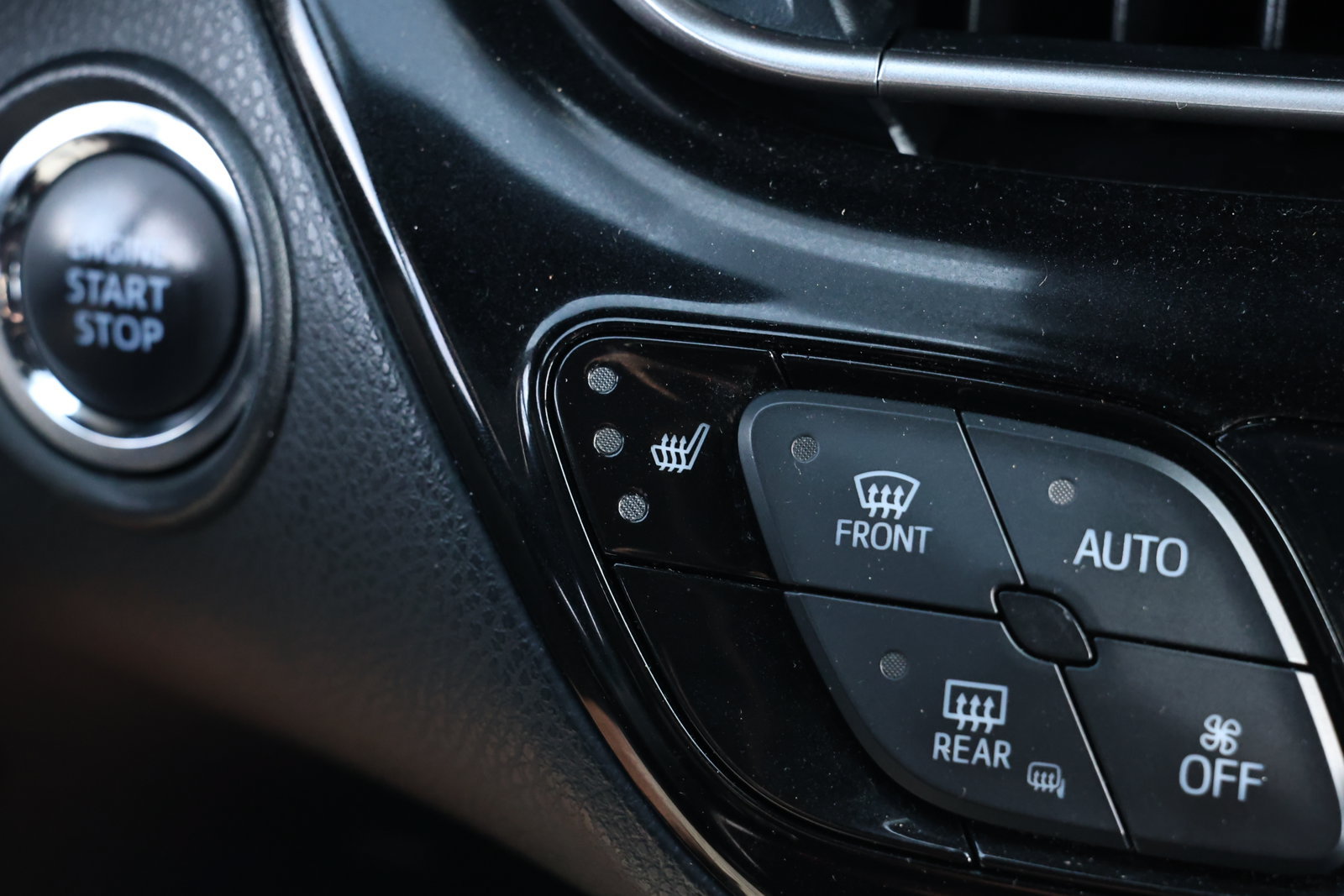 Used 2019 Toyota C-HR Limited FWD image 4