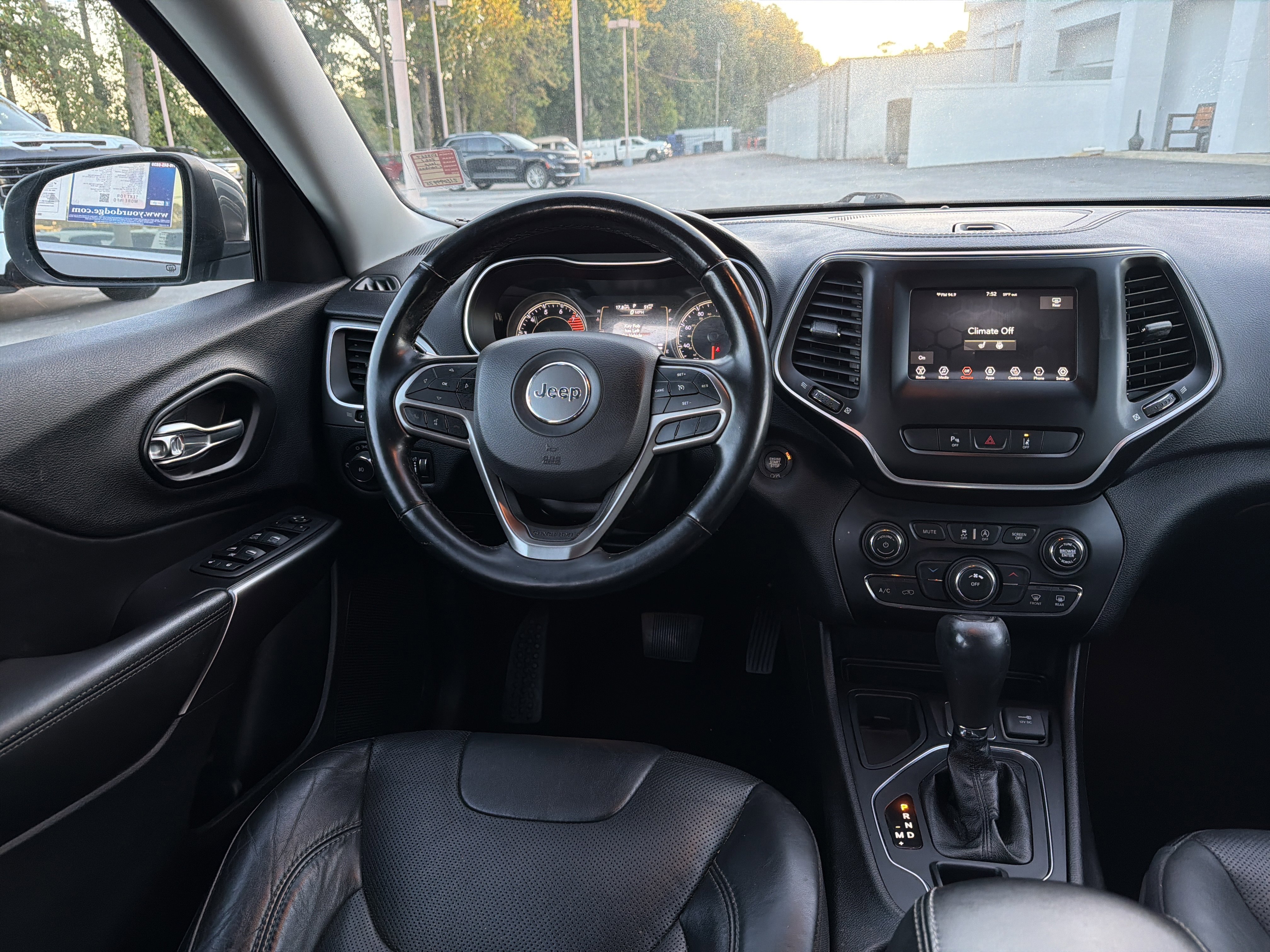 Used 2021 Jeep Cherokee Latitude Lux w/ Sun & Sound Group image 23