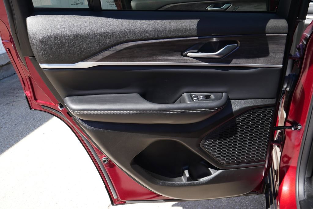 Used 2023 Jeep Grand Cherokee Limited image 32