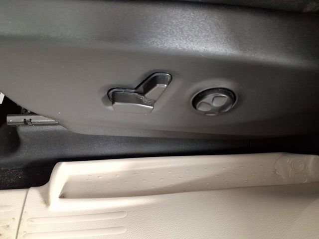 Used 2023 Chrysler Pacifica Touring-L image 13