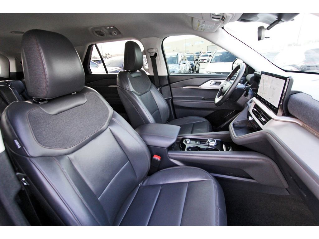 Used 2025 Ford Explorer Active w/ Active Comfort Package image 29
