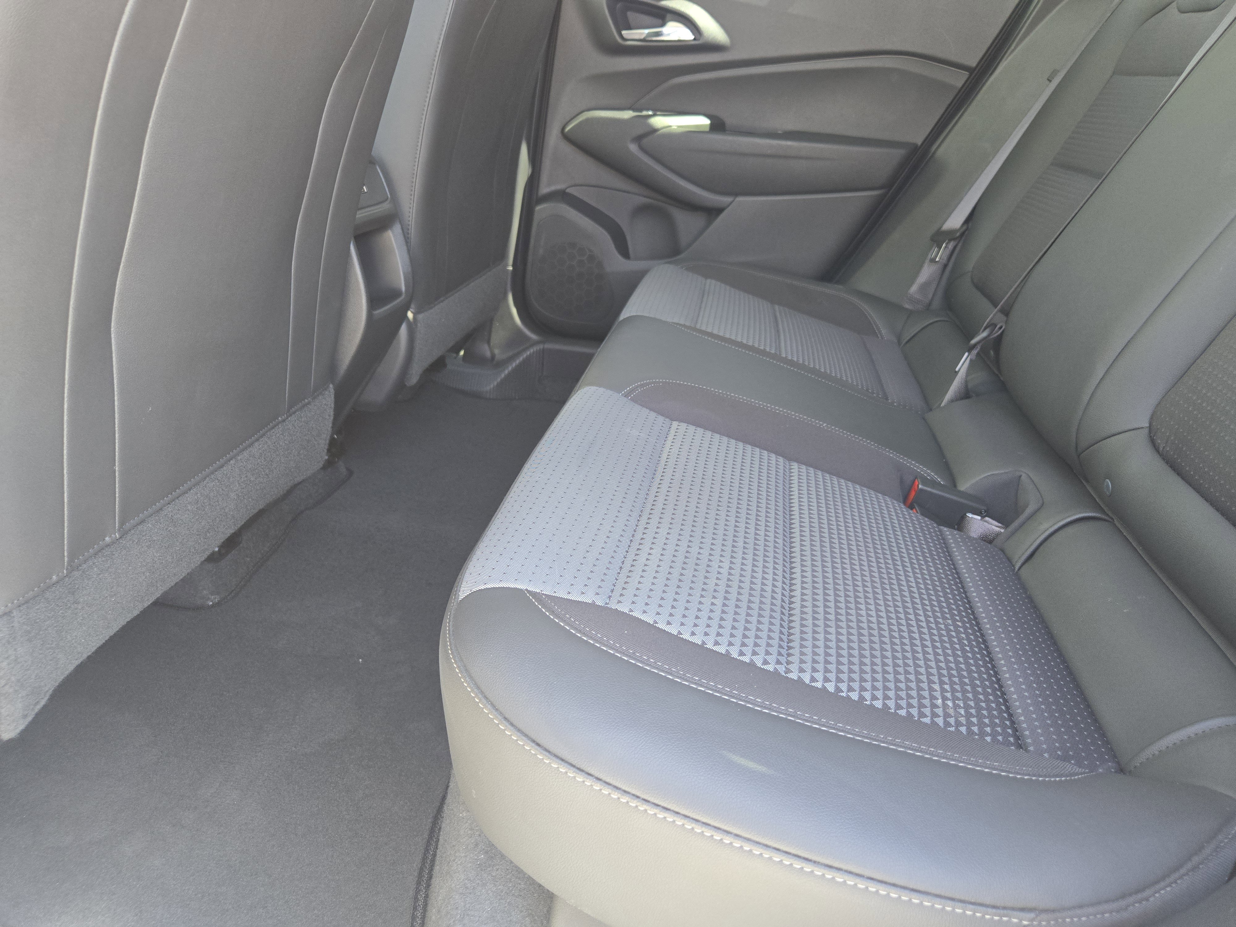Used 2025 Chevrolet Trax LT w/ LT Convenience Package FWD image 33