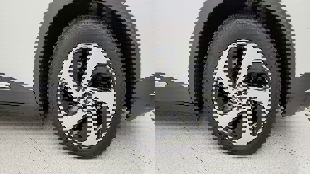 Used 2023 VinFast VF 8 Eco image 9