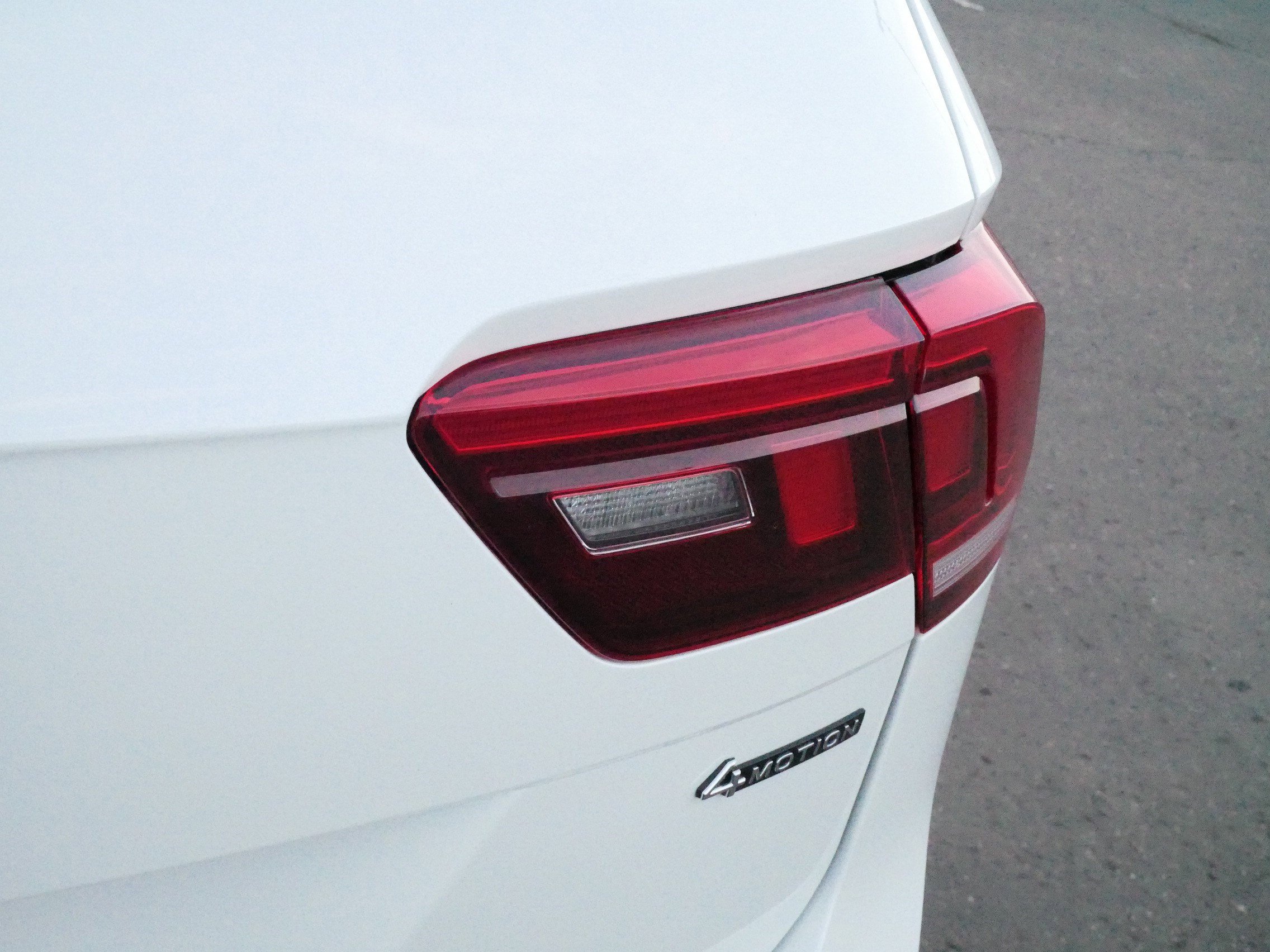 Certified 2022 Volkswagen Tiguan SEL R-Line image 17