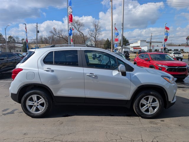 Used 2022 Chevrolet Trax LT w/ LT Convenience Package image 6