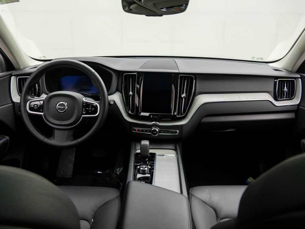 Used 2025 Volvo XC60 B5 Plus image 9