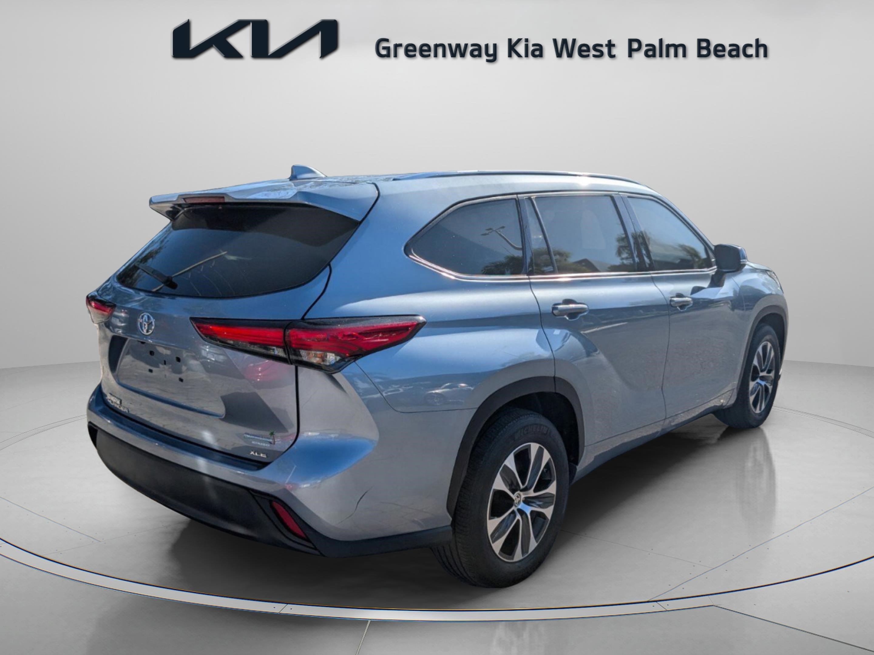 Used 2021 Toyota Highlander XLE FWD image 8