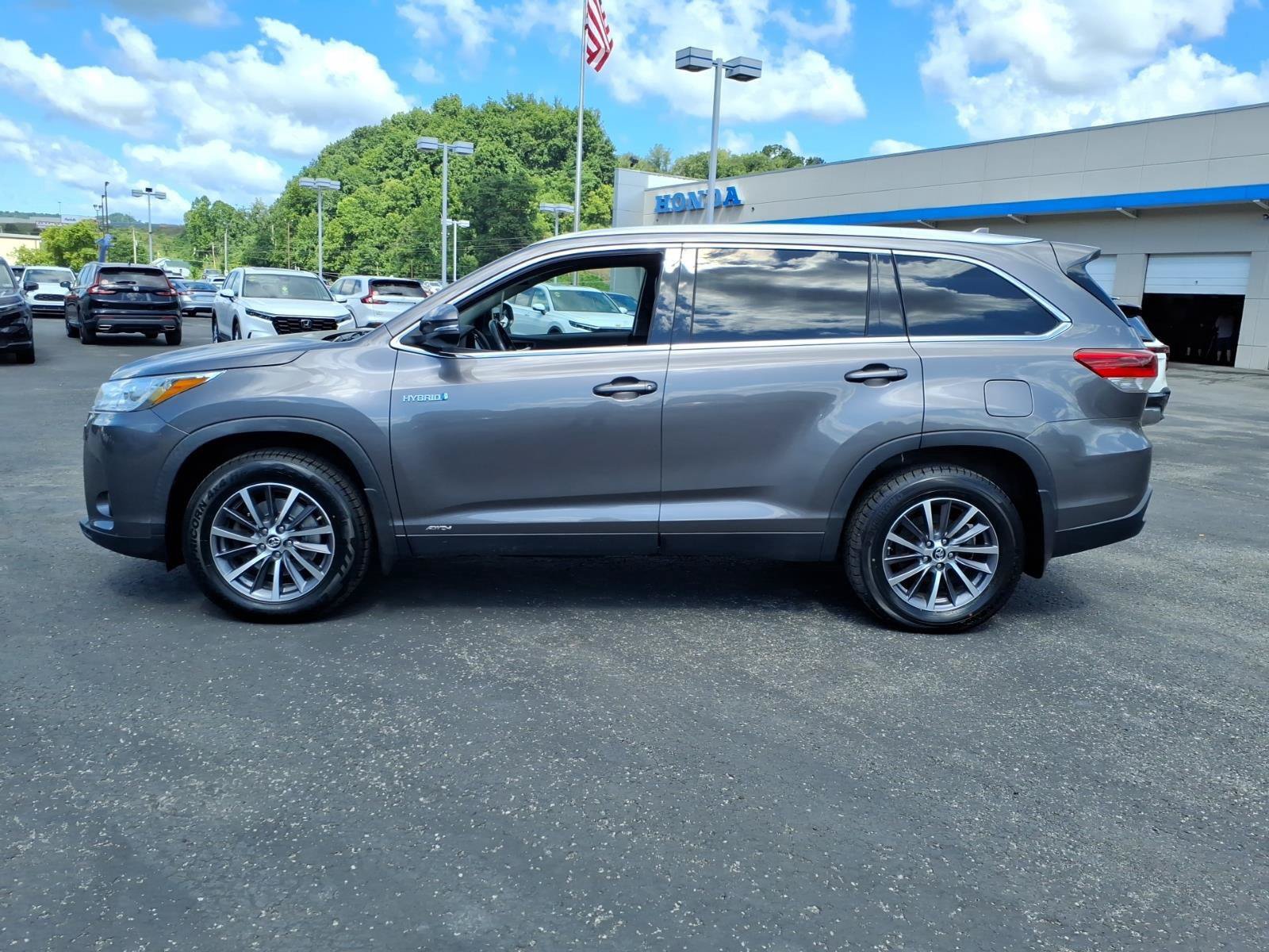 Used 2019 Toyota Highlander XLE AWD/4WD image 4