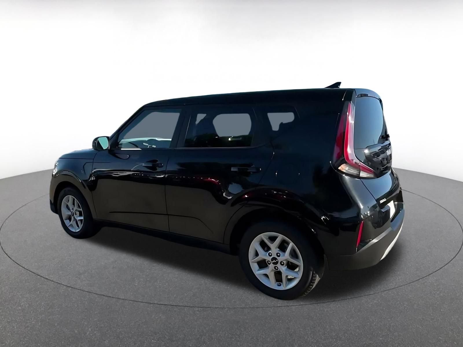 Used 2025 Kia Soul LX w/ LX Technology Package FWD image 14
