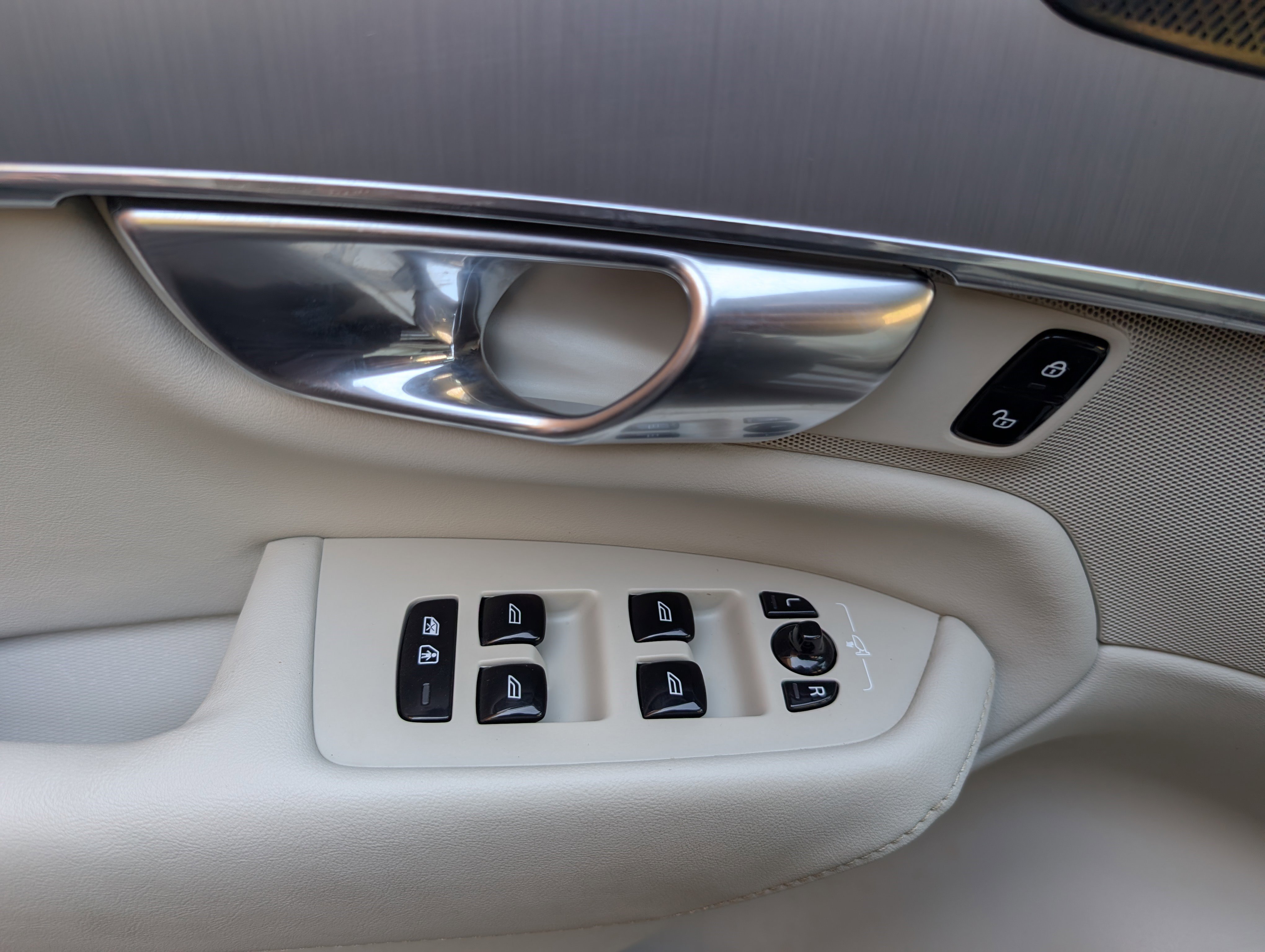 Used 2023 Volvo XC90 B5 Core image 16