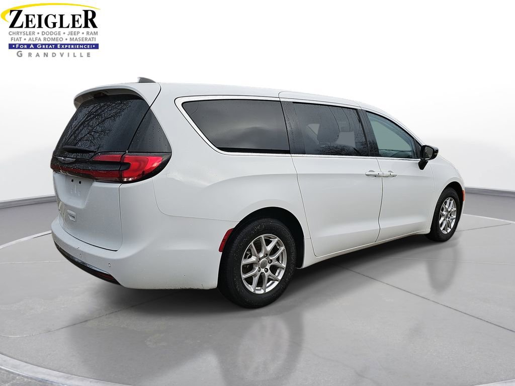 Used 2024 Chrysler Pacifica Touring-L image 5