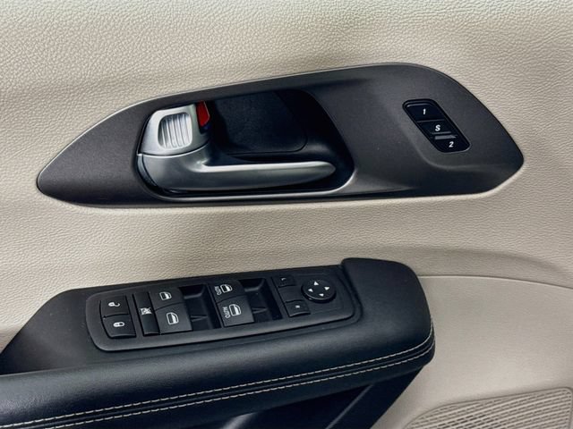 Used 2023 Chrysler Pacifica Touring-L FWD image 22