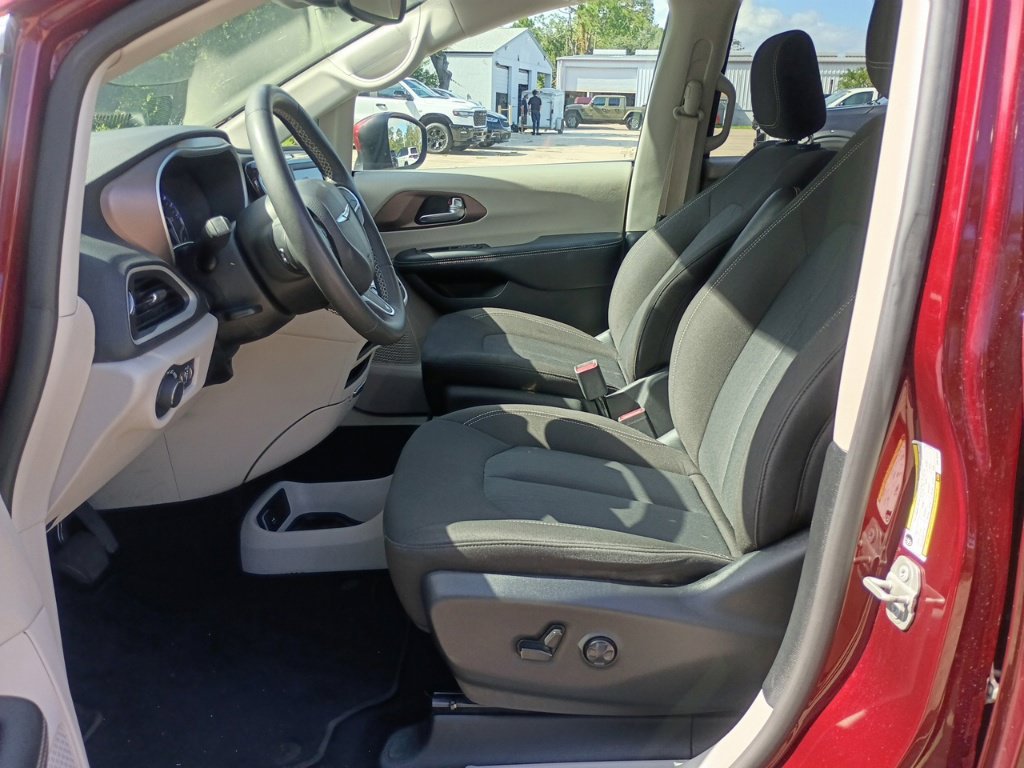 Certified 2023 Chrysler Voyager LX FWD image 13