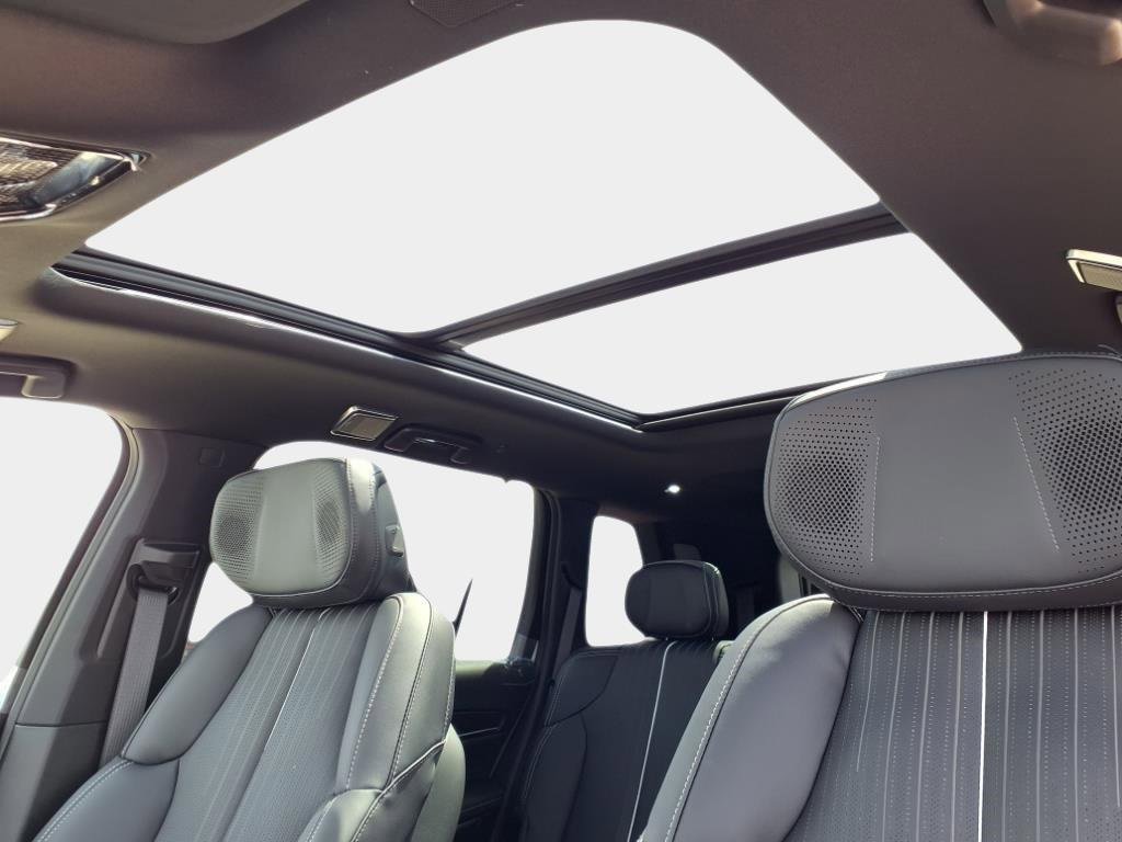 New 2026 Cadillac Vistiq Sport image 13