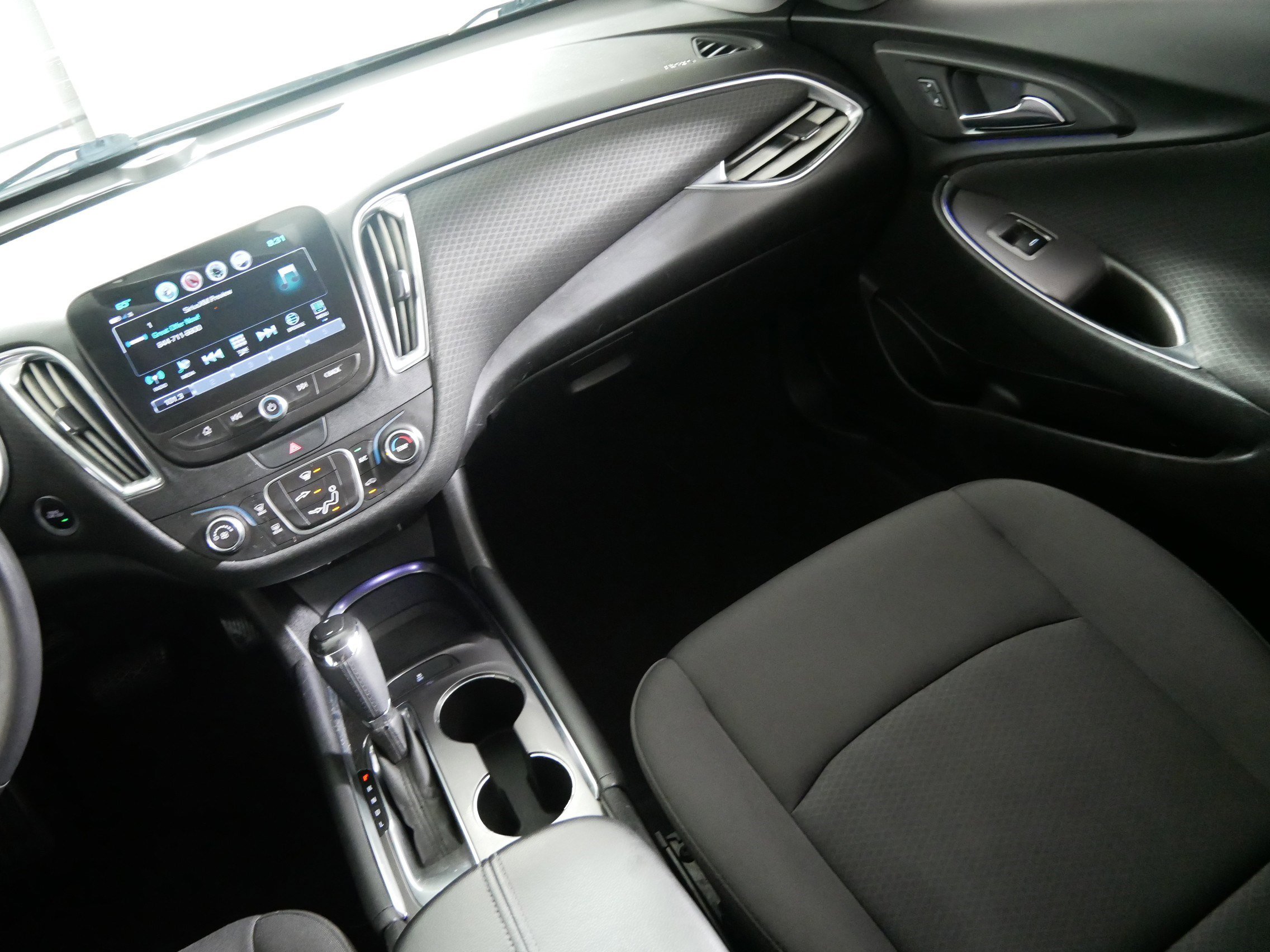 Used 2018 Chevrolet Malibu LT FWD image 11