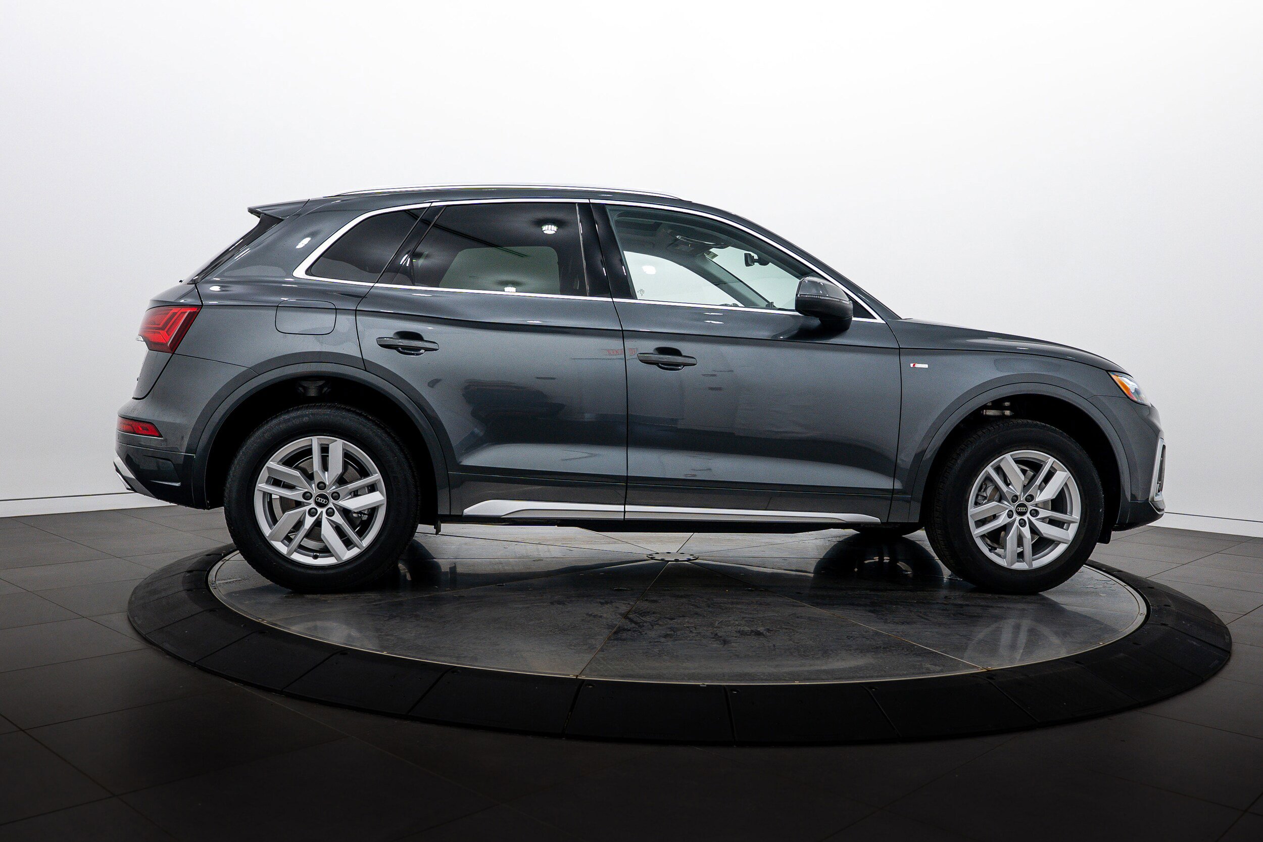 Certified 2023 Audi Q5 2.0T Premium w/ Convenience Package AWD/4WD image 3
