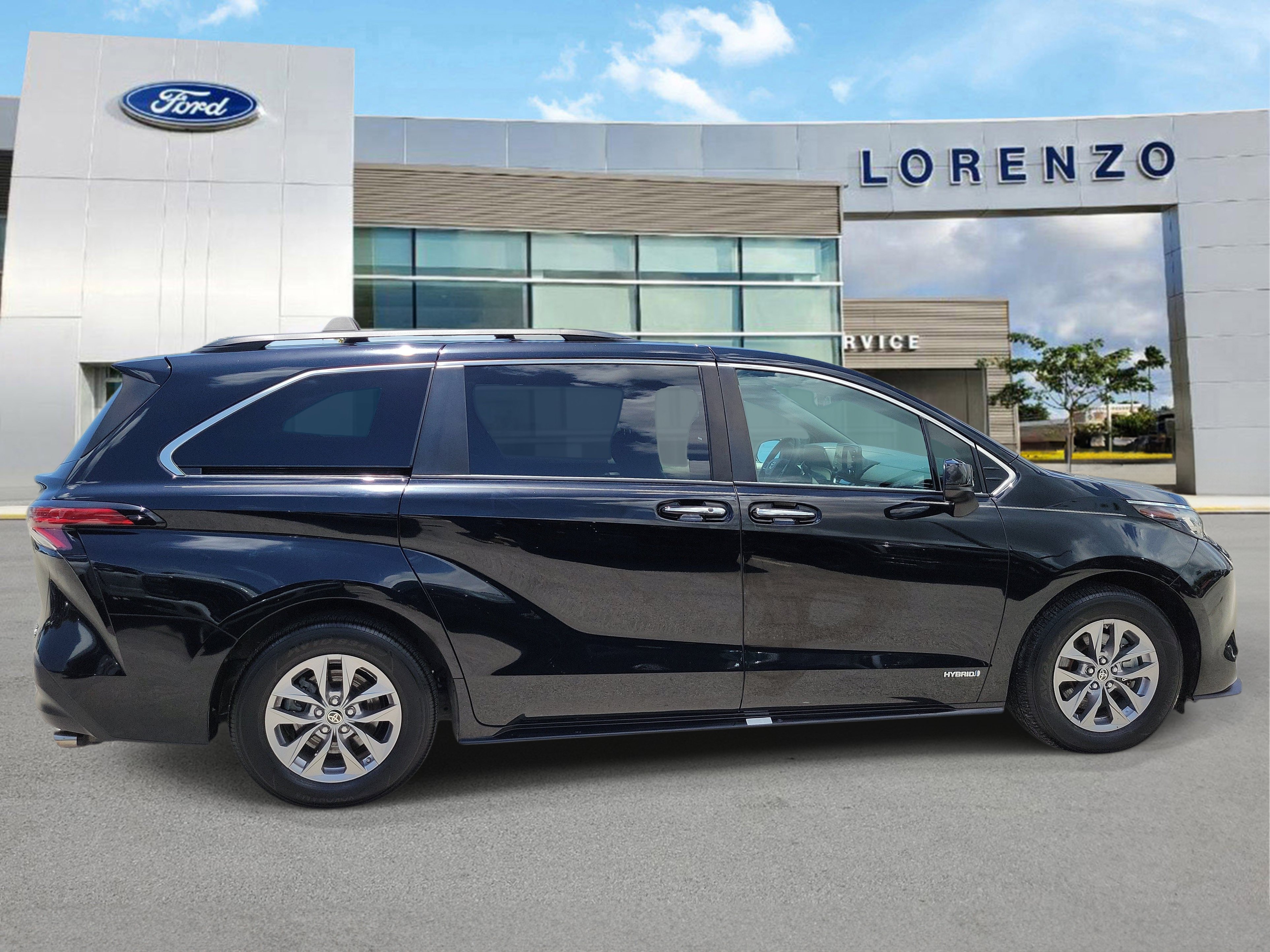 Used 2021 Toyota Sienna XLE FWD image 4