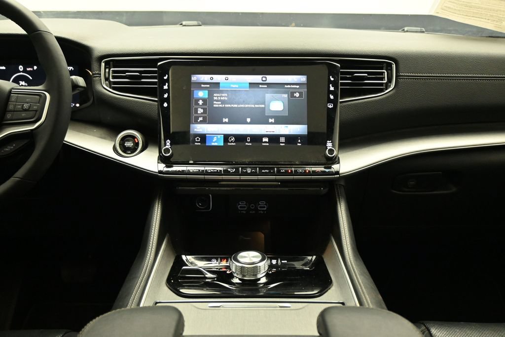 Used 2025 Jeep Wagoneer 4WD image 19