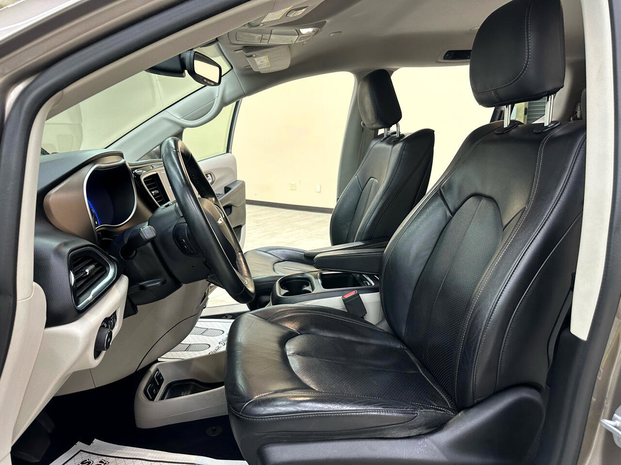 Used 2018 Chrysler Pacifica Touring-L Plus image 19